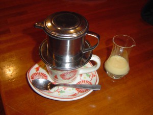 食後は、本場のベトナムコーヒーで。